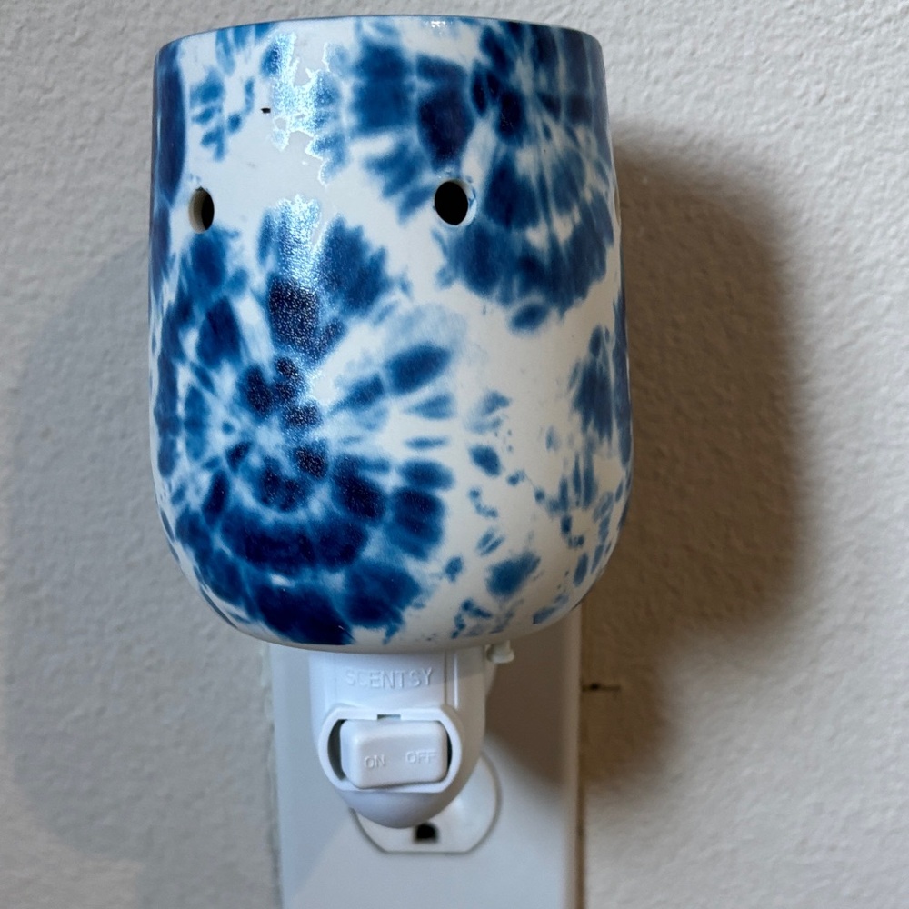 Scentsy blue Tie Dye mini Warmer